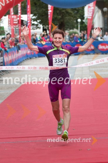  Helena Javornik, zmagovalka teka na 21 km (3381)5. Eko maraton Maribor