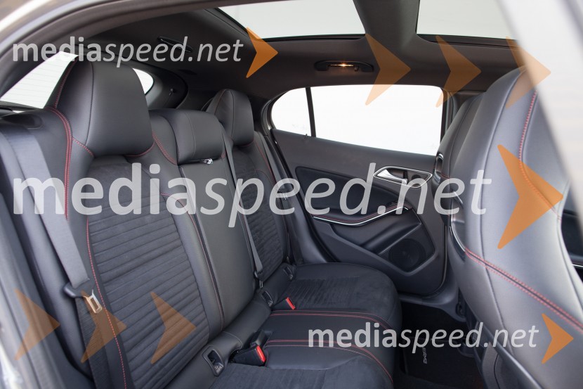 Mercedes-Benz GLA 220 CDI 4Matic, svetla kabina zaradi steklene streheMercedes-Benz GLA 220 CDI 4Matic, mediaspeed test