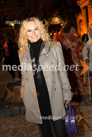  Nuša Derenda, pevkaCvetje v jeseni, premiera muzikala