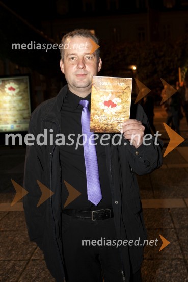  Janez Usenik, stand up komik, novinarCvetje v jeseni, premiera muzikala