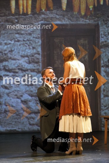  Matjaž Robavs, pevec;  Nina Pušlar, pevkaCvetje v jeseni, premiera muzikala