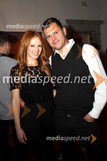  Nina Pušlar, pevka;  ... Cvetje v jeseni, premiera muzikala