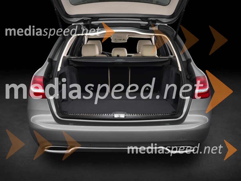 Prtljažnik je še bolj vsestranski in lažji za uporabo in lahko se prilagodi glede na potrebe prevoza. Mercedes-Benz razred C T-model karavan, slovenska predstavitev