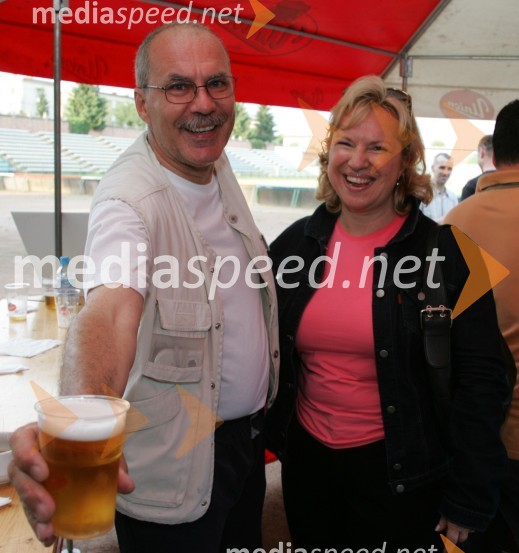 Tomaž Porekar, glavni urednik revije Avto foto market in Sabrina Pečelin, vodja odnosov z javnostmi pri Porsche SlovenijaDobrodelna nogometna tekma med avtomobilističnimi novinarji in zastopniki avtomobilskih znamk