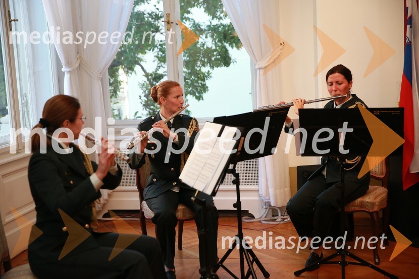 Orkester Slovenske vojske, trio flavtistkOblaki so rdeči, otvoritev razstave