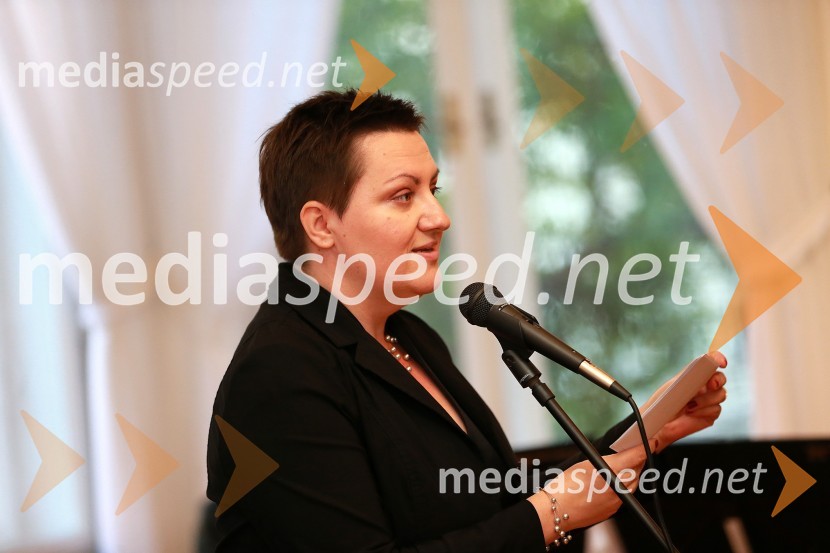  Vesna Danilovič Novak, povezovalka in radijska moderatorkaOblaki so rdeči, otvoritev razstave