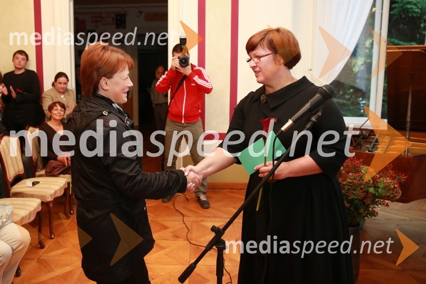  Marjeta Hren, knjižničarka, Muzej narodne osvoboditve Maribor; dr. Aleksandra  Berberih Slana, direktorica Muzeja narodne osvoboditve MariborOblaki so rdeči, otvoritev razstave