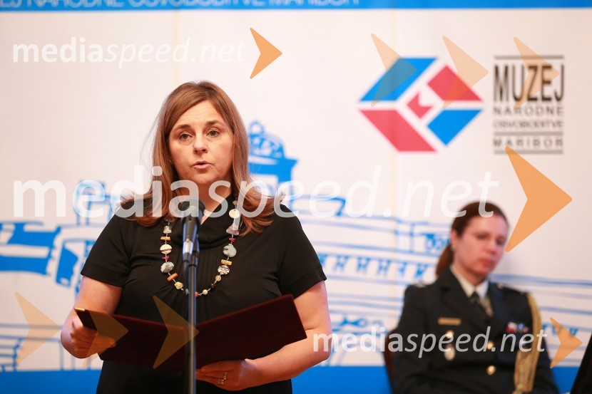 dr. Petra Svoljšak, predstojnica, Zgodovinski inštitut Milka Kosa  ZRC SAZUOblaki so rdeči, otvoritev razstave