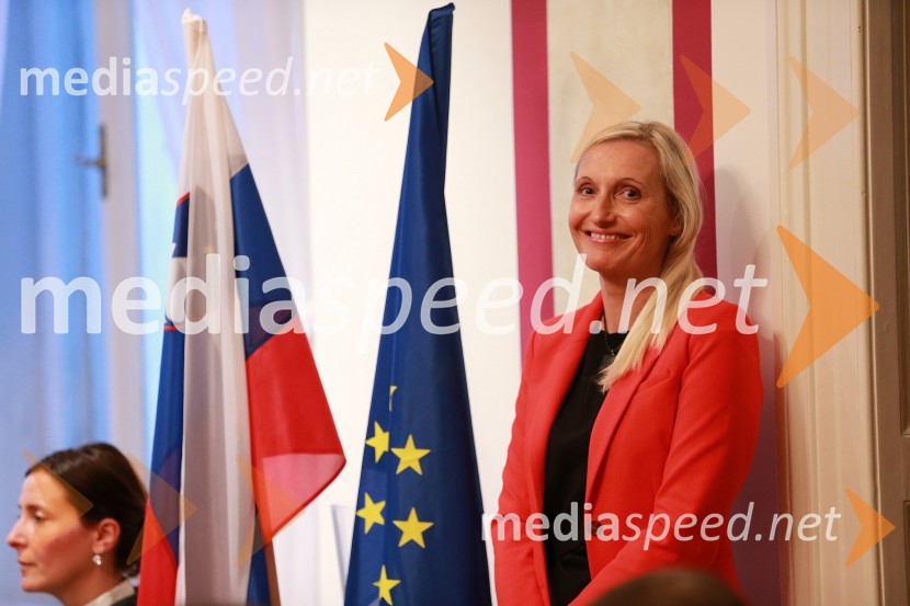  Simona Tripkovič, muzejska svetovalka, Muzej narodne osvoboditve MariborOblaki so rdeči, otvoritev razstave