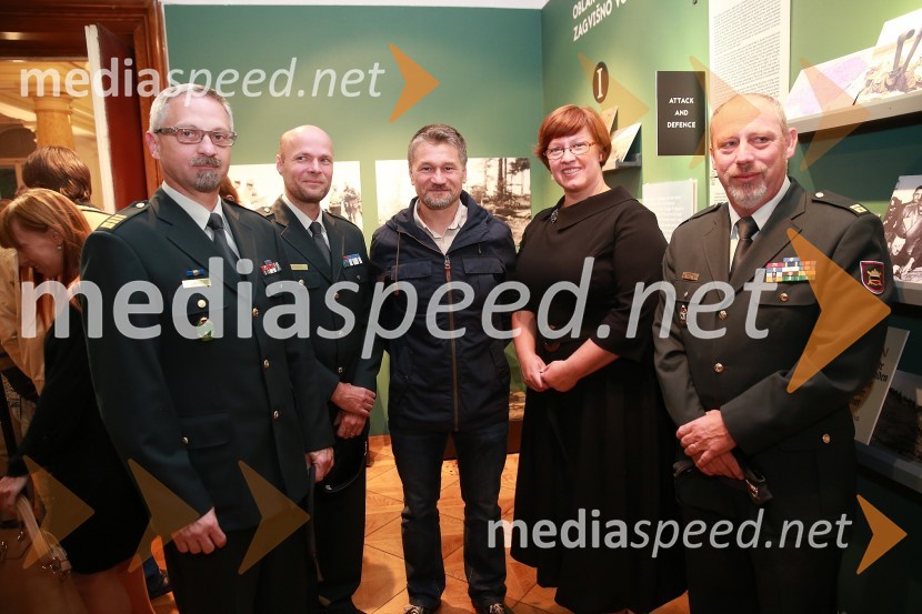 dr. Aleksandra Berberih Slana,&nbsp;direktorica Muzeja narodne osvoboditve Maribor in&nbsp;predstavniki Centra Vojaških šolOblaki so rdeči, otvoritev razstave