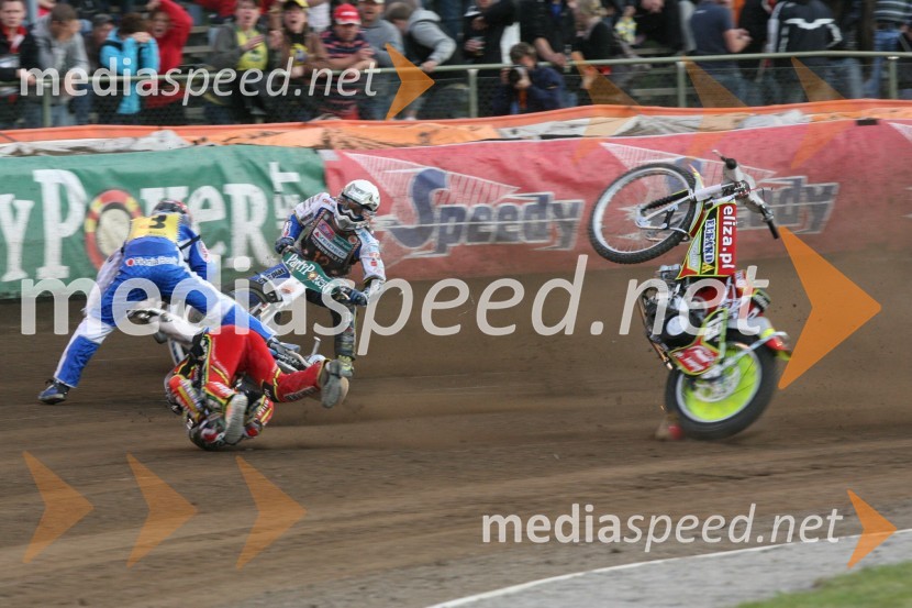 Padec Nickija Pedersena, Bjarneta Pedersena in Wieslawa JagusaSPEEDWAY GRAND PRIX, VN Švedske 2007, padec Nickija Pedersena, Bjarneta Pedersena in Wieslawa Jagusa