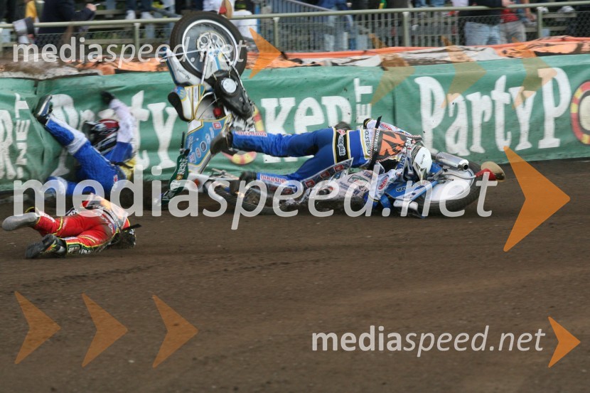 Padec Nickija Pedersena, Bjarneta Pedersena in Wieslawa JagusaSPEEDWAY GRAND PRIX, VN Švedske 2007, padec Nickija Pedersena, Bjarneta Pedersena in Wieslawa Jagusa