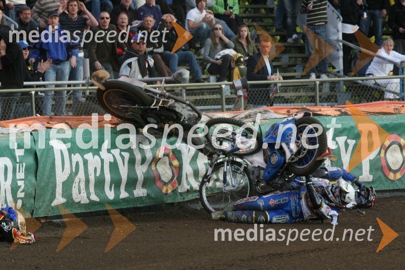 Padec Nickija Pedersena, Bjarneta Pedersena in Wieslawa JagusaSPEEDWAY GRAND PRIX, VN Švedske 2007, padec Nickija Pedersena, Bjarneta Pedersena in Wieslawa Jagusa