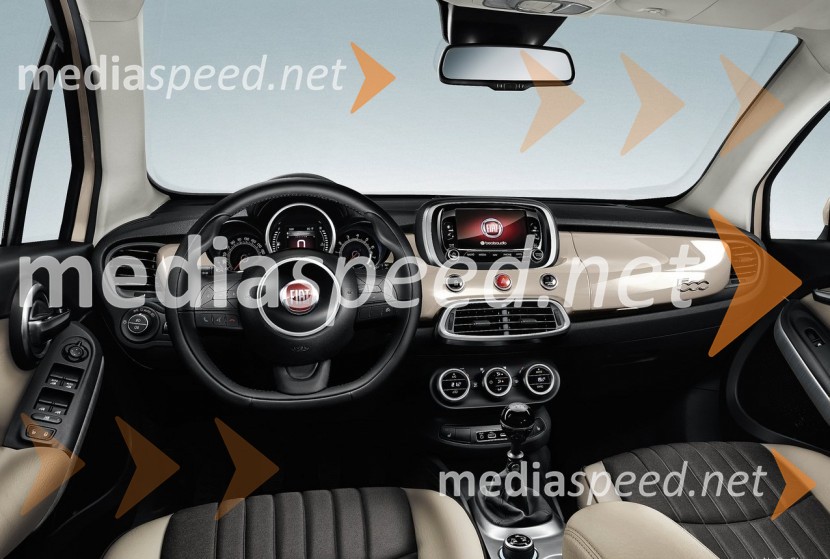 Fiat 500X, notranjostAvtomobilski salon Pariz 2014