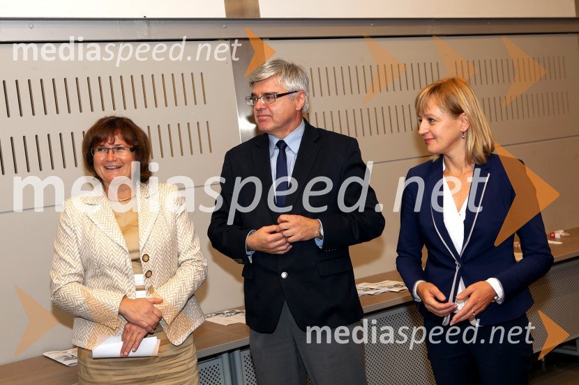 mag. Sonja Klopčič, direktorica CPOEF;  Samo Hribar Milič, predsednik in generalni direktor GZS;  Andreja Basle, projektni vodja CPOEFPodpis sporazuma med Ekonomsko fakulteto Univerze v Ljubljani in Gospodarsko zbornico Slovenije