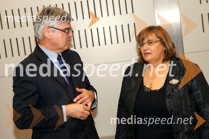  Samo Hribar Milič, predsednik in generalni direktor GZS; red. prof. dr.  Metka  Tekavčič, dekanja Ekonomske fakultete Univerze v LjubljaniPodpis sporazuma med Ekonomsko fakulteto Univerze v Ljubljani in Gospodarsko zbornico Slovenije