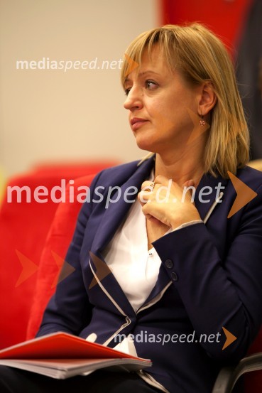  Andreja Basle, projektni vodja CPOEFPodpis sporazuma med Ekonomsko fakulteto Univerze v Ljubljani in Gospodarsko zbornico Slovenije
