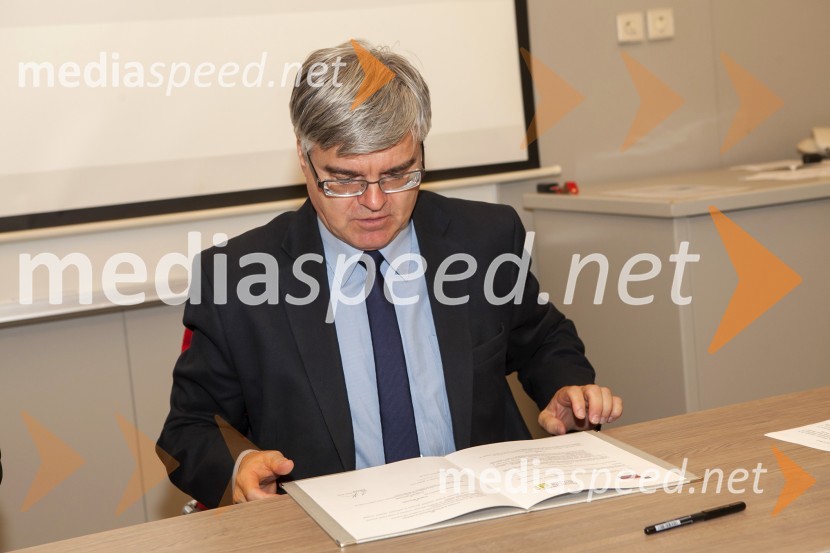  Samo Hribar Milič, predsednik in generalni direktor GZSPodpis sporazuma med Ekonomsko fakulteto Univerze v Ljubljani in Gospodarsko zbornico Slovenije