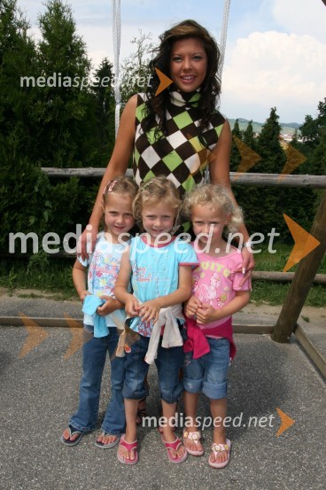 Funky Tina, pevka s Patricijo, Nežo in Danajo Lavtižar6. srečanje trojčkov na Snežnem stadionu pod Pohorjem