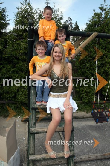 Anita Kralj, pevka z Matjažem, Mašo in Majo Potočnik6. srečanje trojčkov na Snežnem stadionu pod Pohorjem