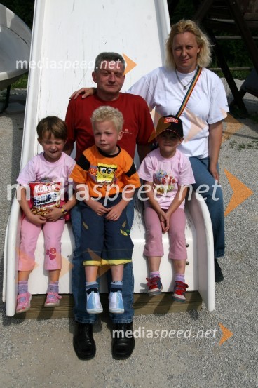 Slobodan Mageš-Magi, organizator srečanja s soprogo Margareto in trojčki Mio, Renejem in Pio6. srečanje trojčkov na Snežnem stadionu pod Pohorjem