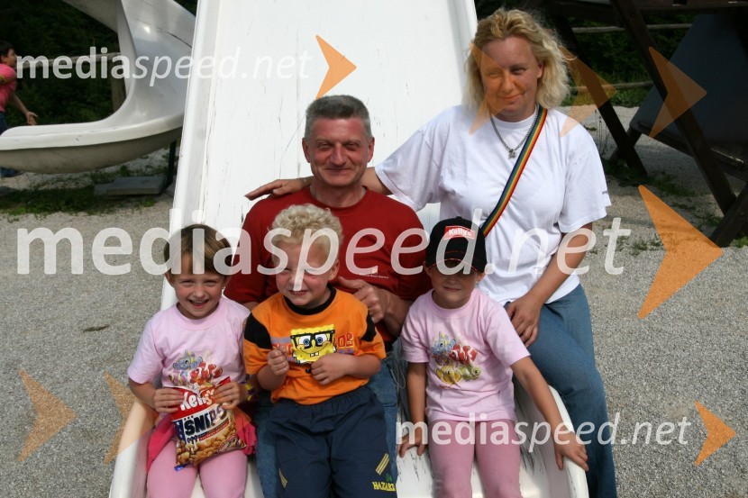 Slobodan Mageš-Magi, organizator srečanja s soprogo Margareto in trojčki Mio, Renejem in Pio6. srečanje trojčkov na Snežnem stadionu pod Pohorjem