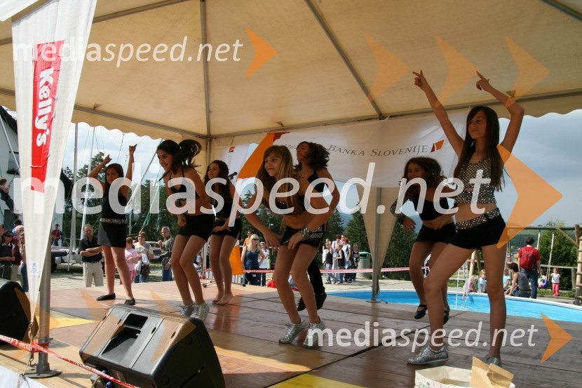 Plesalke6. srečanje trojčkov na Snežnem stadionu pod Pohorjem