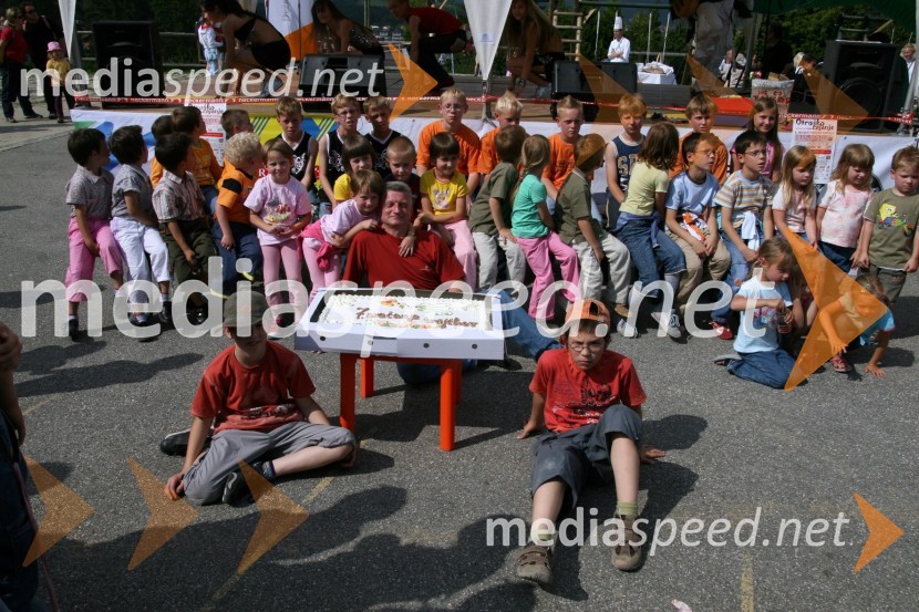 Trojčki s Slobodanom Magešem-Magijem, organizatorjem srečanja6. srečanje trojčkov na Snežnem stadionu pod Pohorjem