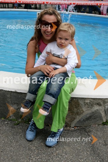 Natka Geržina, glasbena menedžerka s sinom Nikom6. srečanje trojčkov na Snežnem stadionu pod Pohorjem