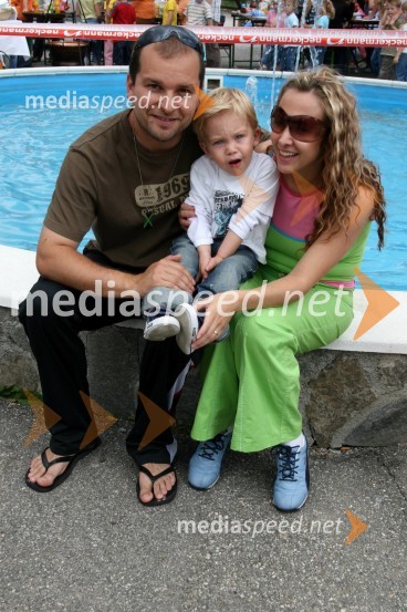 Zvone Tomac, skupina Kingston in Natka Geržina, glasbena menedžerka s sinom Nikom6. srečanje trojčkov na Snežnem stadionu pod Pohorjem