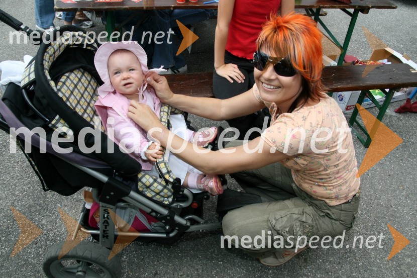 Claudia, pevka s hčerko Amelio6. srečanje trojčkov na Snežnem stadionu pod Pohorjem