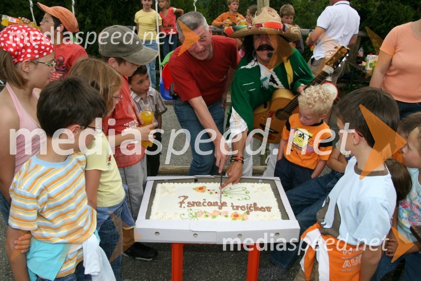Slobodan Mageš-Magi, organizator srečanja in Slavc Kovačič - Spidi s trojčki pri rezanju torte6. srečanje trojčkov na Snežnem stadionu pod Pohorjem