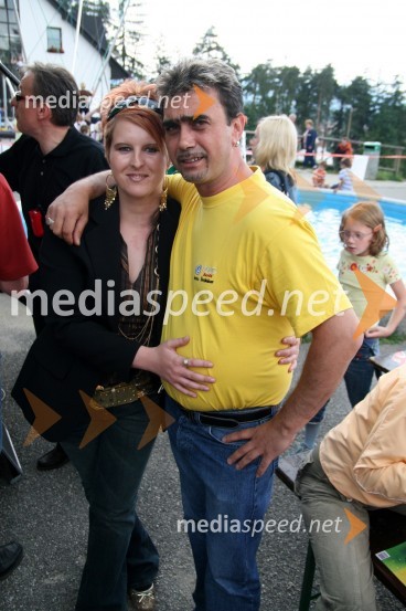 Sabina Žavcar, pevka in Fredi Miler, pevec6. srečanje trojčkov na Snežnem stadionu pod Pohorjem