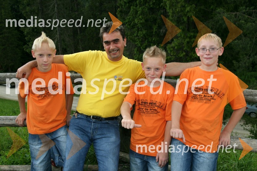 Fredi Miler, pevec in trojčki Žiga, Jure in Jan Derbiš6. srečanje trojčkov na Snežnem stadionu pod Pohorjem