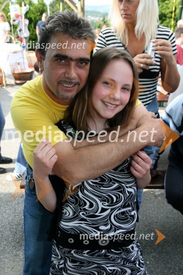 Fredi Miler, pevec in Lucija Jelušič, hrvaška pevka6. srečanje trojčkov na Snežnem stadionu pod Pohorjem