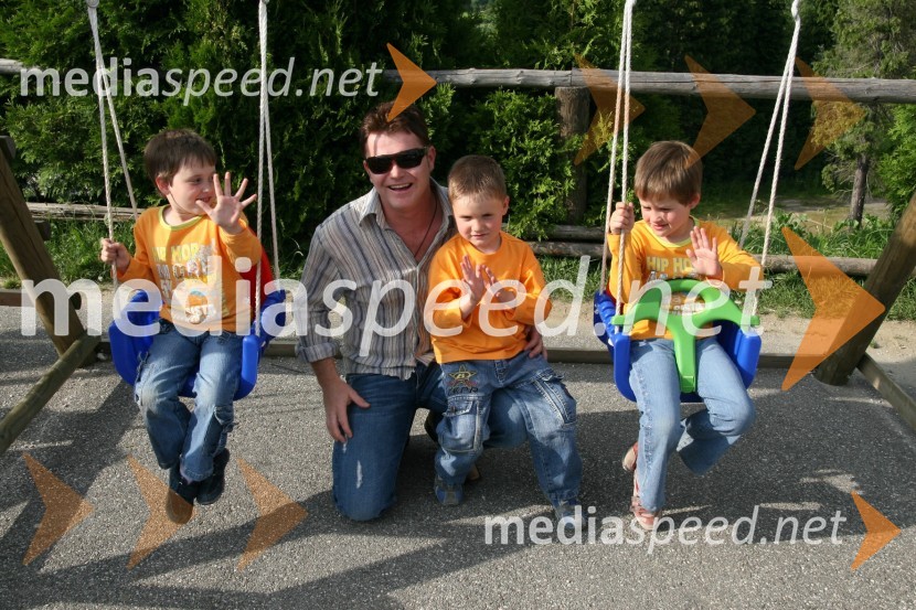 Denis Vučanec, pevec s trojčki6. srečanje trojčkov na Snežnem stadionu pod Pohorjem