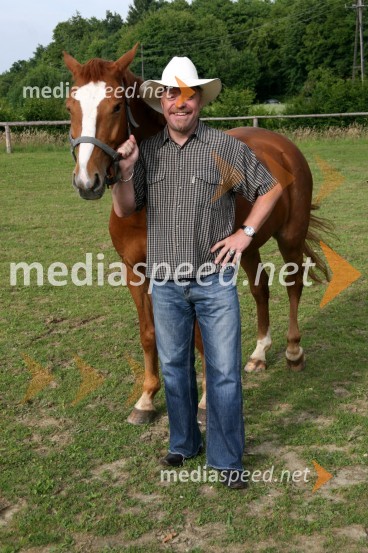Milan Pečovnik Pidži, pevec s konjem6. srečanje trojčkov na Snežnem stadionu pod Pohorjem