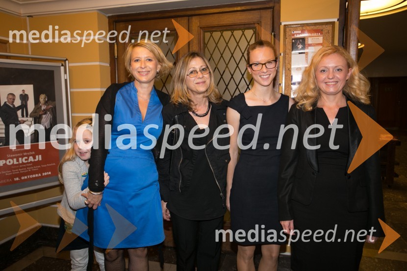  Lola Doma;  Tatjana Doma, dramaturginja SLG Celje;  Jerneja Volfand, vodja programa SLG Celje; mag. Barbara Petrovič, vodja marketinga in odnosov za javnostmi SLG Celje; mag. Tina Kosi, upravnica SLG CeljePolicaji, premiera komedije v SLG Celje