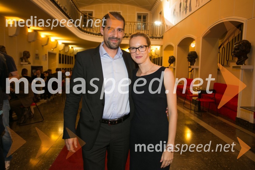  Matjaž Petrovič; mag. Barbara Petrovič, vodja marketinga in odnosov za javnostmi SLG CeljePolicaji, premiera komedije v SLG Celje