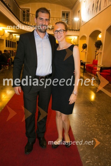  Matjaž Petrovič; mag. Barbara Petrovič, vodja marketinga in odnosov za javnostmi SLG CeljePolicaji, premiera komedije v SLG Celje