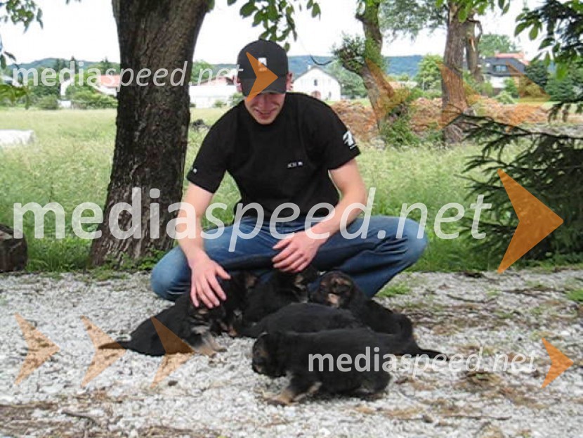 Matej Žagar z mladimi psičkiMatej Žagar, speedwayist, z mladimi psički