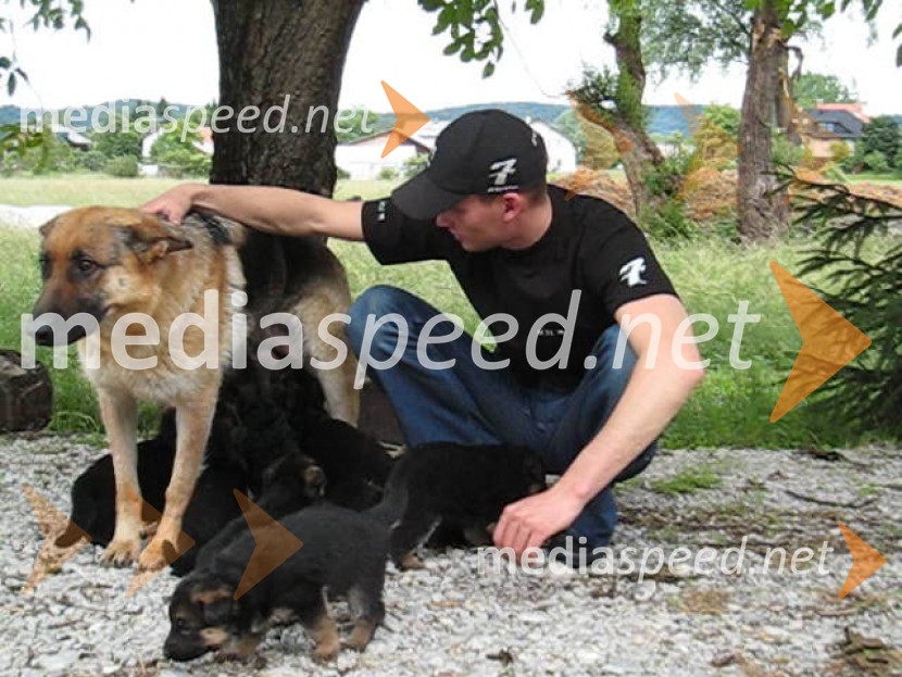 Matej Žagar z mladimi psičkiMatej Žagar, speedwayist, z mladimi psički