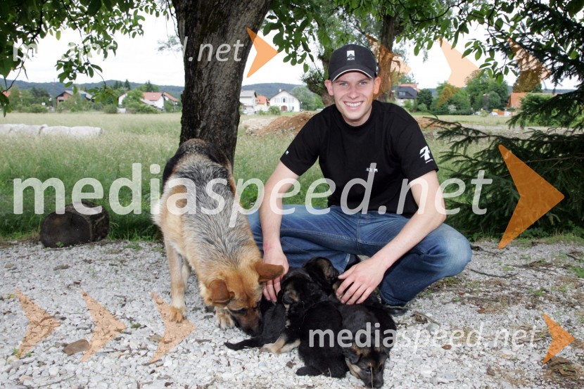 Matej Žagar, speedwayist, z mladimi psičkiMatej Žagar, speedwayist, z mladimi psički