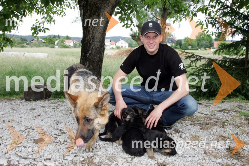 Matej Žagar, speedwayist, z mladimi psičkiMatej Žagar, speedwayist, z mladimi psički