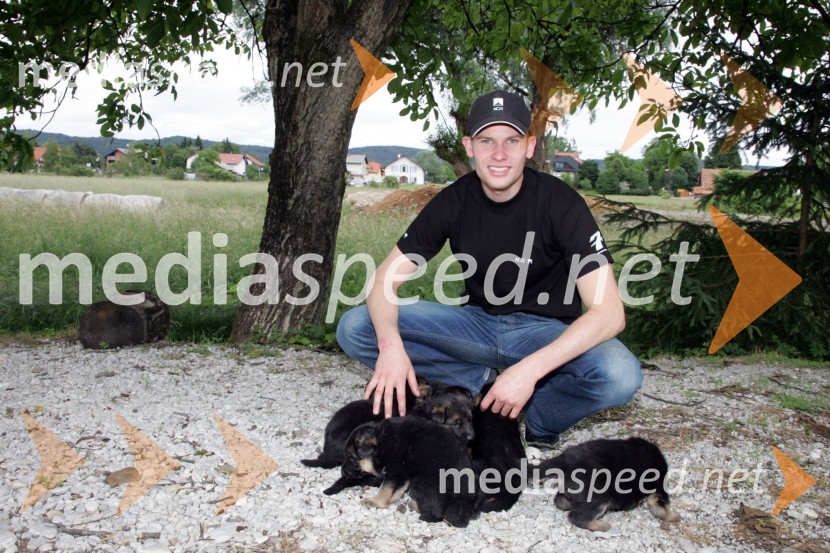 Matej Žagar, speedwayist, z mladimi psičkiMatej Žagar, speedwayist, z mladimi psički