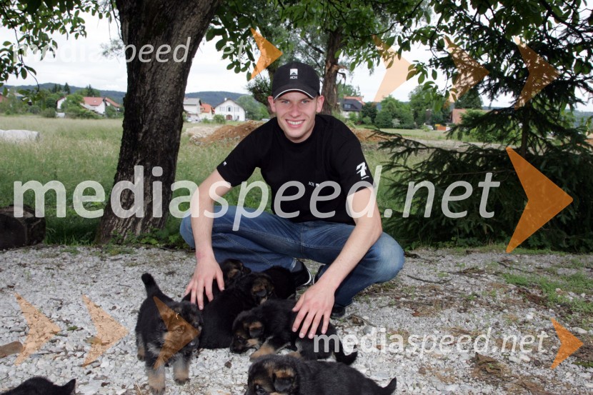 Matej Žagar, speedwayist, z mladimi psičkiMatej Žagar, speedwayist, z mladimi psički