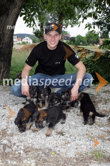 Matej Žagar, speedwayist, z mladimi psičkiMatej Žagar, speedwayist, z mladimi psički