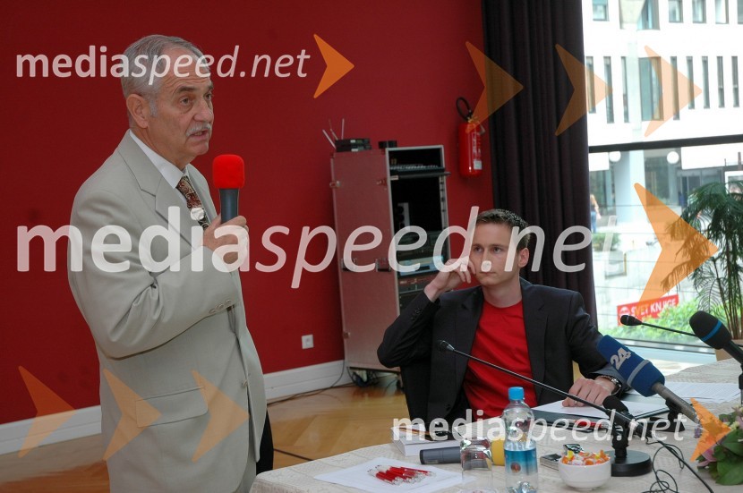 Rudi Moge, poslanec v Državnem zboru in Matjaž Frangež, raziskovalni novinarPredstavitev knjige Matjaža Frangeža Kaj nam pa morete!