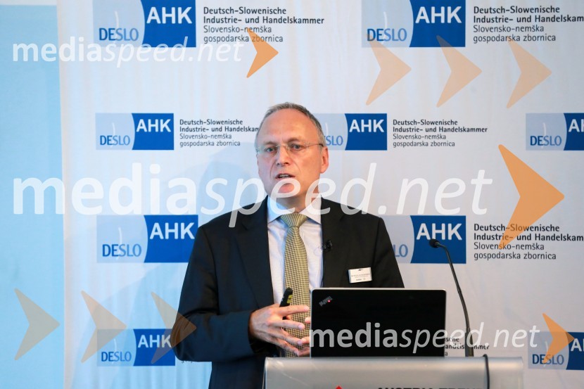 dr. Wolfgang Heckenberger, vodja oddelka za varstvo konkurence, Siemens AGOmejevanje konkurence, Nemški Forum
