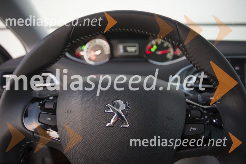 Peugeot 308 SW 1.6 e-HDi 115 Allure, postavitev volana omeji preglednostPeugeot 308 SW 1.6 e-HDi 115 Allure, mediaspeed test